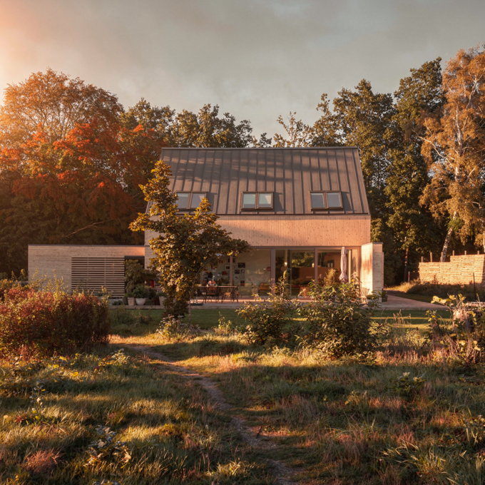 Træhus i skovlysning i tæk kontakt til naturen