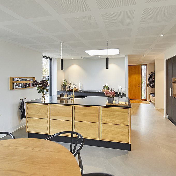 Familiebolig i varm mursten med lys og terrasserum