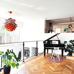 Tilbygning og ombygning der fletter husets etager sammen