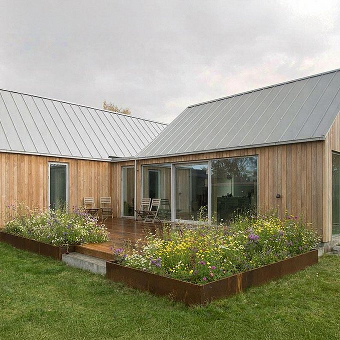 Pladsoptimeret nybyggeri i træ med åben forbindelse til have. 