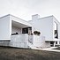 Villa i fire forskudte plan med en base i in-situ beton