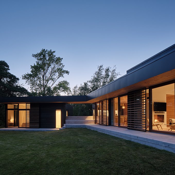 Sommerhus med overdækkede uderum og pool-område