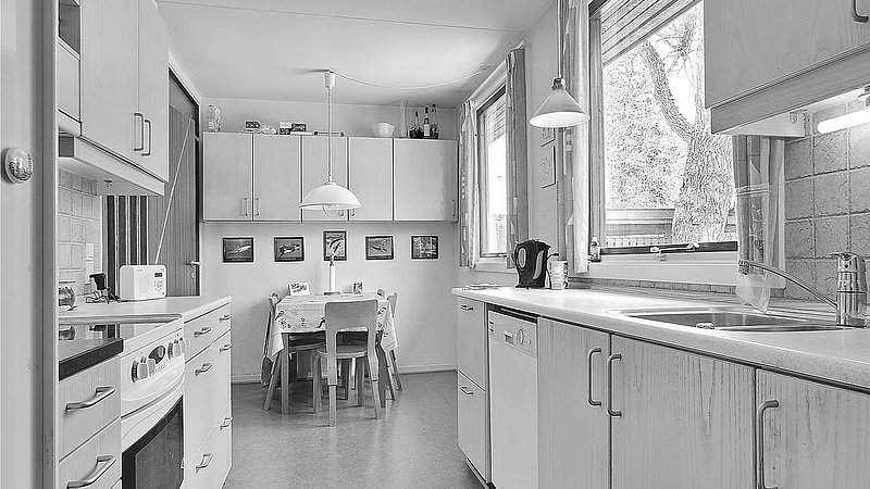 Husets oprindelige køkken var et lukket rum, som er typisk for parcelhuse fra 1960'erne. m4 Arkitekter