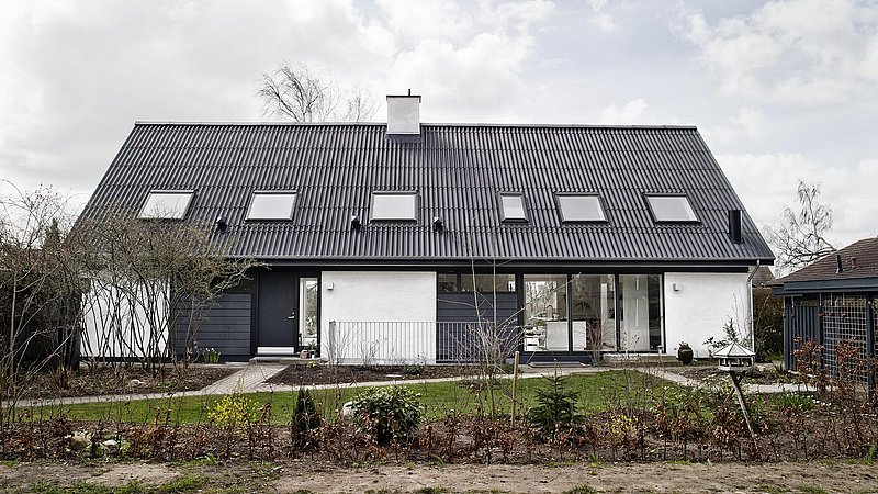 Med renoveringen fik huset nye facadepartier, som skaber optimale lysvilkår indvendig og kig på tværs af huset. m4 Arkitekter