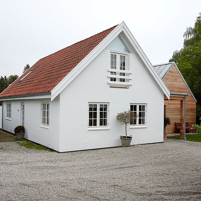 Moderne tilbygning matcher boligens proportioner 