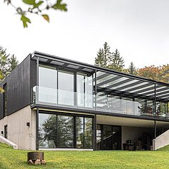 Ny, moderne udsigtsvilla mellem sø og skov i Nordsjælland