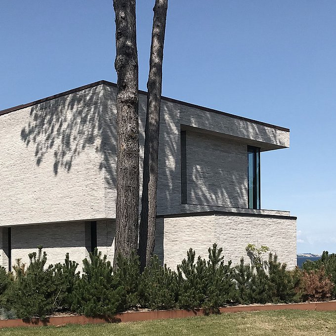 CASA M - Udsigtsvilla med skulpturelt murværk 