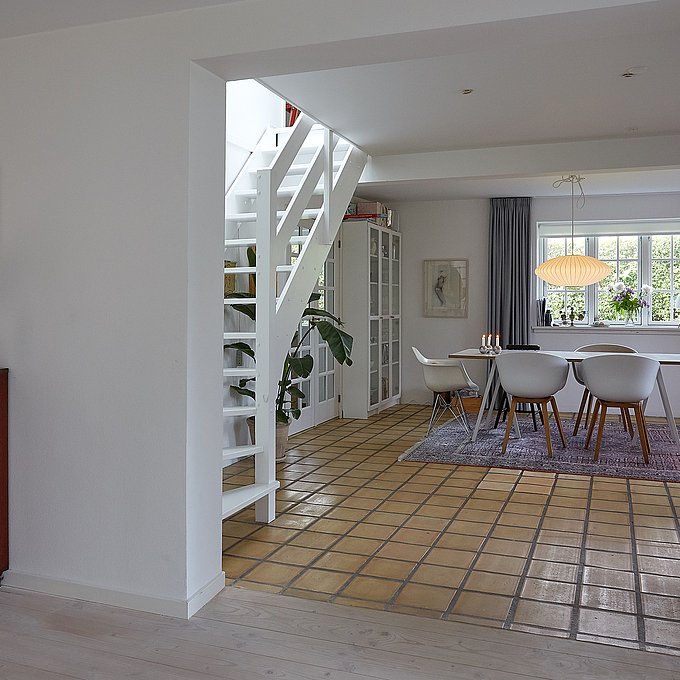 Moderne tilbygning matcher boligens proportioner 