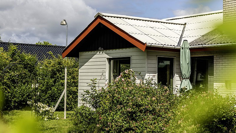 Til- og sidebygning set fra haven