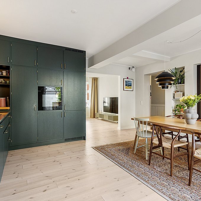 Byhus forvandles til moderne familiebolig.   