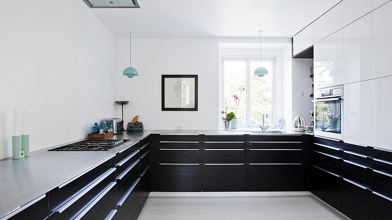 En væg måtte fjernes for at få tilstrækkelig plads til et funktionelt køkken. Emfanget er integreret i
loftet og højskabene holdes på den ene væg, så familien får fuldt udbytte af dagslyset. m4 Arkitekter
