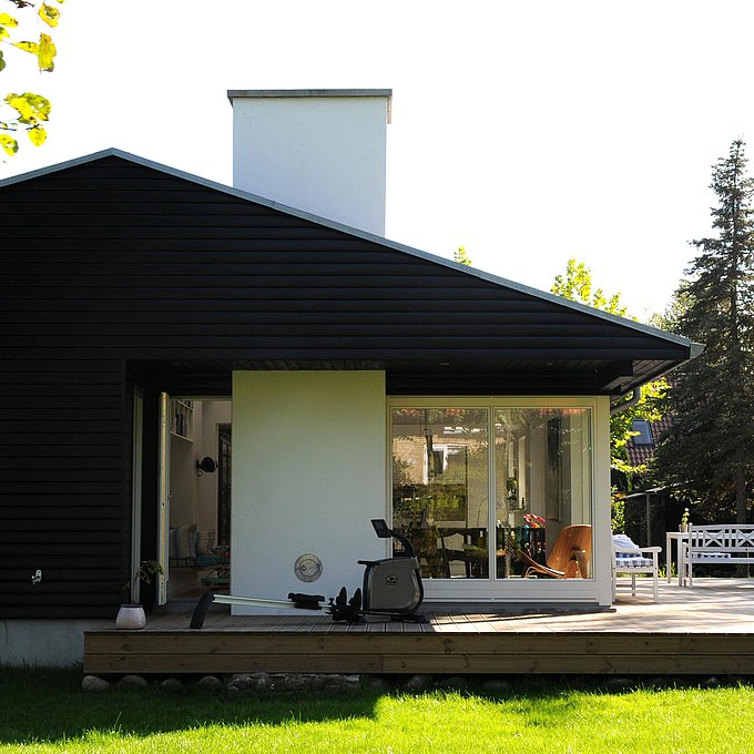 Udvidelse og åbning af træhus mod haven