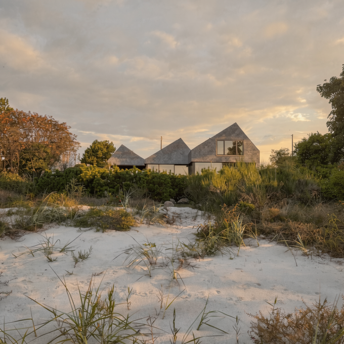 Assymetrisk strandvilla direkte ud til Øresund