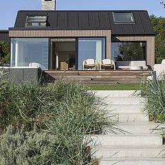 Arkitekttegnet sommerhus på skrænt med panoramaudsigt