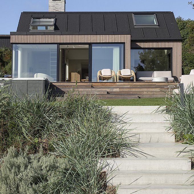 Arkitekttegnet sommerhus på skrænt med panoramaudsigt