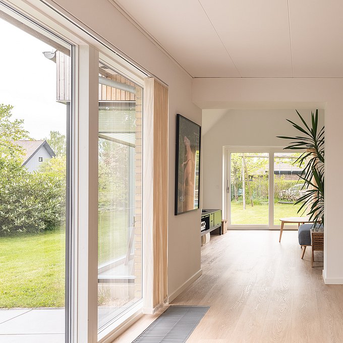 Trætilbygning giver 70'er villa nyt liv og et nyt ansigt udadtil