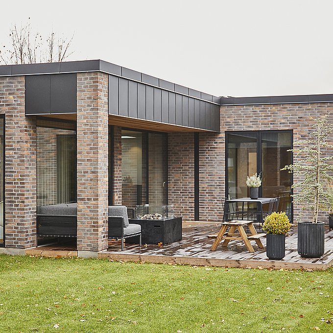 Familiebolig i varm mursten med lys og terrasserum