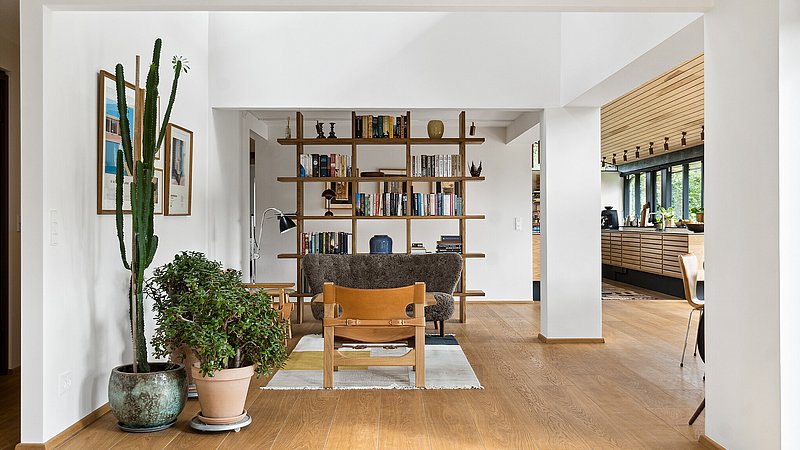 Forandring af vægfelter og flytning af åbninger har styrket forbindelse mellem etager og forbedret indretningsmuligheder samt dagslysforhold.