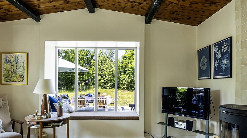 Et stort vindue mod haven i det gamle hus blev byttet ud med en stor siddekarnap 