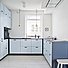 Ny åbning mod opholdsrum, køkkenet er udformet som et skuffekøkken med højskabe på den ene væg samt integreret emfang i loftet. Køkkenelementerne er en kombination af Ikea og &Shufl.
