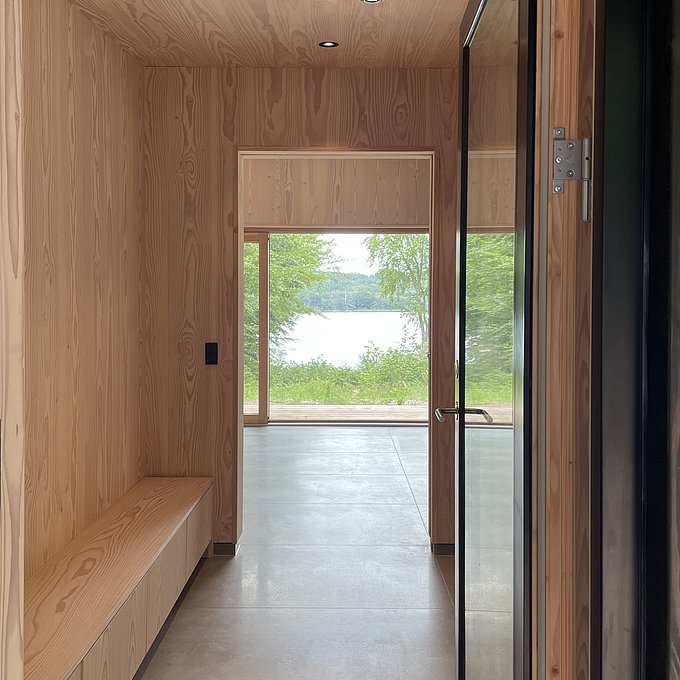 Sommerhus i skoven med søen som nærmeste nabo