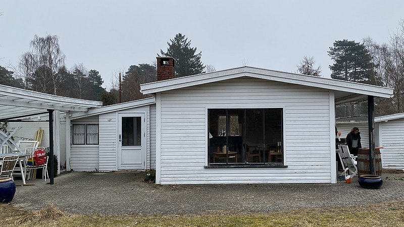 Sommerhus før om- og tilbygning. Glasoverdækning nedtaget men glas er genanvendt