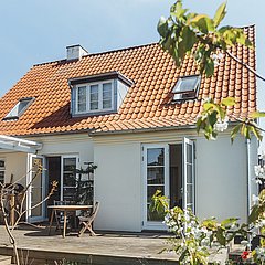 Ældre, klassisk villa fik næsten usynlig tilbygning.