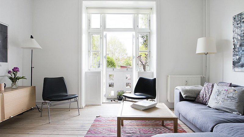 Den oprindelige spise- og opholdsstue fungerer nu udelukkende som opholdsstue. Herfra er der adgang til altan og terrasse i stueplan. m4 Arkitekter