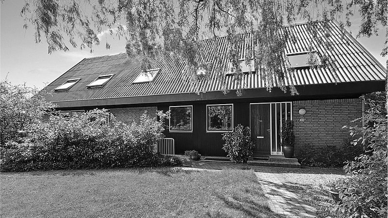 Husets oprindelige facade var i gulsten og havde små vinduer mod vejen og haven. m4 Arkitekter