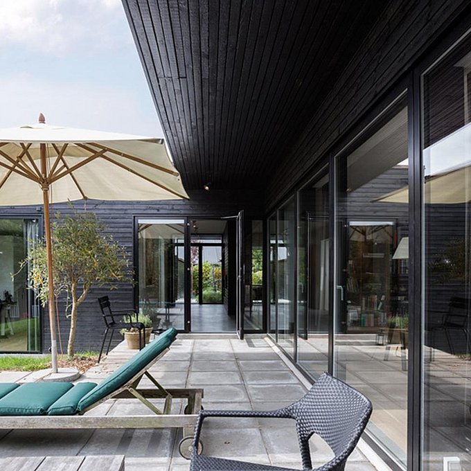 Ny ankomst og tilbygning med direkte kontakt til udearealer.