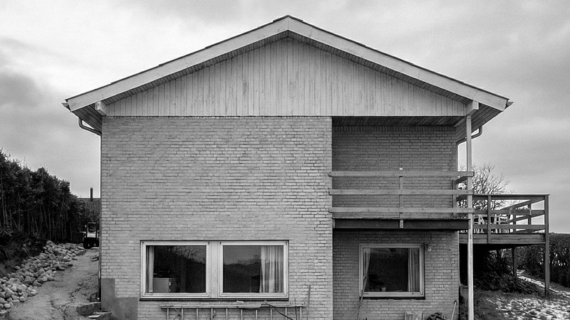 Tidligere vendte huset nærmest ryggen til sine omgivelser med en lukket facade, der holdt både havens liv og det smukke landskab på afstand.