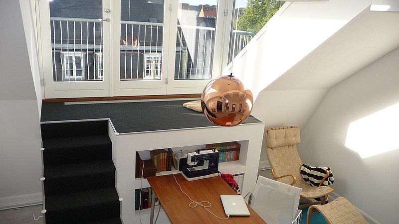 Efter tagudskiftningen har beboerne fået en ekstra bonus i form af et lyst rum, en lille, indbygget repos med opbevaringsplads samt en tagterrasse med udsigt. m4 Arkitekter