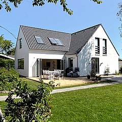 Integreret tilbygning opgraderer boligen og inddrager haven på ny